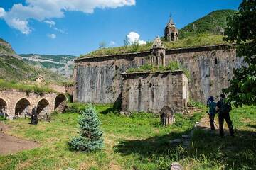 À l'intérieur du Grand Ermitage de Syunik (Tatevi Mets Anapat) (Photo: Tom Pfeiffer)