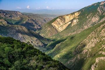 Gorges de Tatev vues de notre hôtel le soir ; vue vers le nord. (Photo: Tom Pfeiffer)