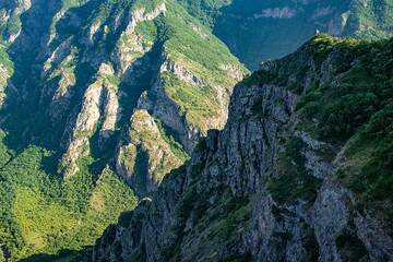 Vue vers le sud-ouest au coucher du soleil avec une tour de guet médiévale à proximité sur la gorge encore au soleil. (Photo: Tom Pfeiffer)