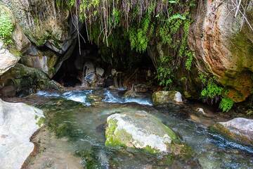 Visite matinale des grottes du Pont du Diable : la rivière Vorotan passe sous terre à travers une grotte que l'on peut suivre à pied lorsque l'eau est basse, en faisant attention aux rochers glissants. (Photo: Tom Pfeiffer)