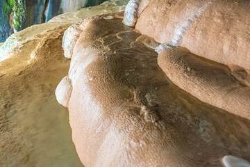 Se han formado pequeñas terrazas que separan los estanques de agua. (Photo: Tom Pfeiffer)