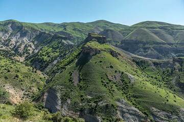 Paysages spectaculaires des montagnes Vardenyats en route vers le col de Selim. (Photo: Tom Pfeiffer)
