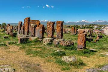 Noratus-Friedhof, eine der wichtigsten historischen Stätten Armeniens. Sie stammt aus dem 10. Jahrhundert und verfügt über die größte Ansammlung von Khachkars (verzierten Stelen) in Armenien, die die künstlerische Entwicklung verschiedener Stile im Laufe der Jahrhunderte widerspiegeln. (Photo: Tom Pfeiffer)