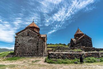 Kloster Sewanawank, eines der bekanntesten Armeniens. Es wurde im 9. Jahrhundert als Kloster auf einem steilen Hügel erbaut und bildete eine schmale Halbinsel im Sewansee. Die Halbinsel ist das Ergebnis eines geologisch sehr jungen (möglicherweise weniger als 10.000 Jahre alten) Lavastroms aus dem Gegham-Plateau. (Photo: Tom Pfeiffer)