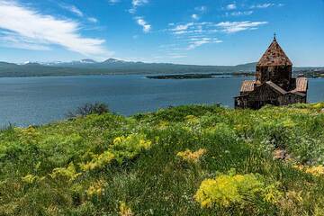 Vue panoramique du monastère de Sevanavank et du lac bleu Sevan. (Photo: Tom Pfeiffer)