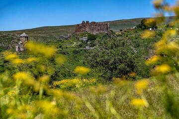 Les puissantes ruines de la forteresse d'Amberd apparaissent alors que nous marchons vers elle. (Photo: Tom Pfeiffer)