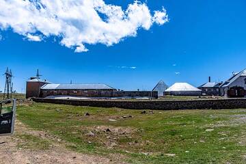 Die Forschungsstation für kosmische Strahlung am Ende der Straße hinauf zum Gipfelplateau des Mount Aragats, auf 3200 m Höhe. Der Standort wurde 1943 als Zweigstelle des AI Alikhanyan National Science Laboratory in Eriwan errichtet. Sein Zweck war unter anderem die Erforschung chemischer und physikalischer Reaktionen zwischen kosmischer Strahlung und der Atmosphäre. Während es in seiner Blütezeit einen großen Gebäude- und Laborkomplex für bis zu 100 hier arbeitende Forscher beherbergte, wurde es nach dem Zusammenbruch der Sowjetunion nach und nach aufgegeben und wird heute nur noch gelegentlich genutzt, meist jedoch als Geisterforschung den Elementen überlassen Bahnhof... (Photo: Tom Pfeiffer)