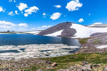 Shore of the lake, partially still covered by floating sheets of ice. (Photo: Tom Pfeiffer)