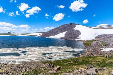 Rive du lac, partiellement encore recouverte de couches de glace flottantes. (Photo: Tom Pfeiffer)