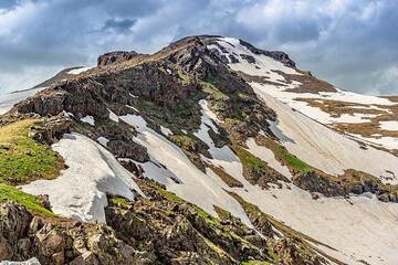 Sommet sud du volcan Aragats (3 887 m), randonnée prisée. (Photo: Tom Pfeiffer)