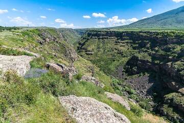 Gorges du Kasakh - une impressionnante vallée fluviale traversant une série d'épaisses coulées de lave provenant de la séquence basaltique des crues arméniennes. (Photo: Tom Pfeiffer)