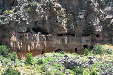 Grotte abandonnée ou monastère sur la rive gauche de la rivière à l'intérieur de la gorge du Kasakh. Les maisons troglodytes utilisaient la couche d'ignimbrite plus molle que nous avons observée du côté opposé de la gorge. (Photo: Tom Pfeiffer)