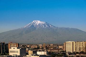 Vue matinale sur Erevan en direction du volcan Ararat par une journée claire de début juin (Photo: Tom Pfeiffer)