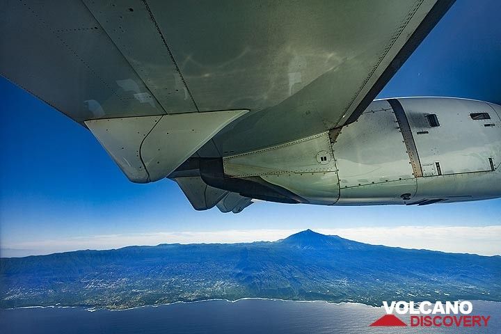 Flug von Teneriffa nach Norden zur Insel El Hierro mit wunderschönem Blick auf den riesigen Vulkan Teide auf Teneriffa. (Photo: Tobias Schorr)