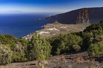 The El Golfo valley is what left after a huge land slide. El Hierro island. (Photo: Tobias Schorr)