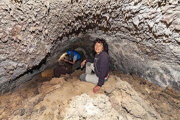 The French geologist Eveline Pradal in a lava cave near La Restinga on El Hierro island. (Photo: Tobias Schorr)