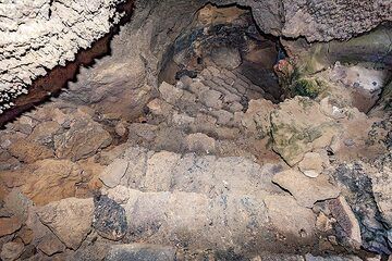 Les escaliers menant à la grotte de lave d'Orchilla sur l'île d'El Hierro. (Photo: Tobias Schorr)