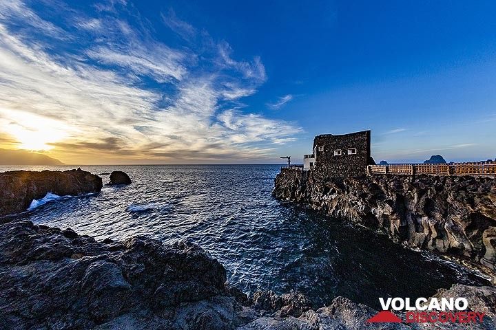 One of the most beautiful hotels on El Hierro island and its rocky bay. (Photo: Tobias Schorr)