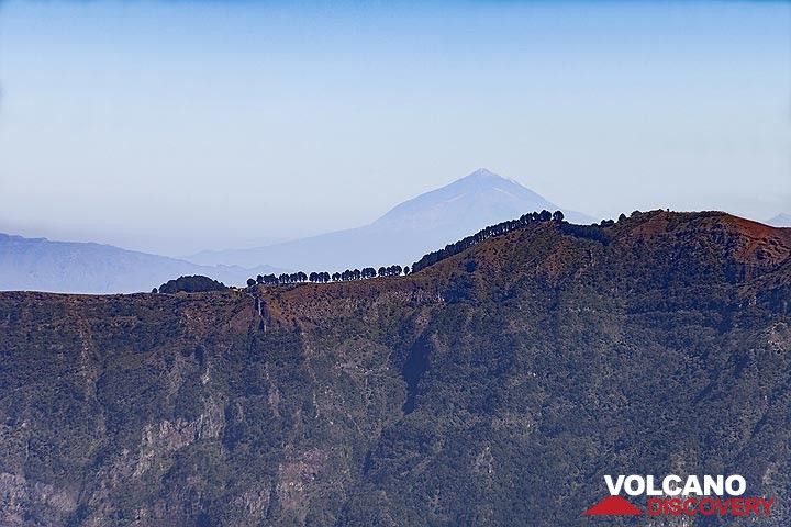 View over the El Golfo ridge towards the huge volcano Teide on Tenerife island. (Photo: Tobias Schorr)