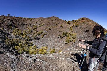 Eveline Pradal dans l'un des cratères de Tanganasoga sur l'île d'El Hierro. (Photo: Tobias Schorr)