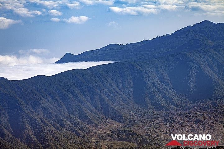 View for the mountains top of Roques de Muchachos towards the younger volcanoes of Cumbre Nueva. La Palma island. (Photo: Tobias Schorr)