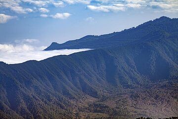 Vue sur les montagnes du sommet des Roques de Muchachos vers les volcans plus jeunes de Cumbre Nueva. L'île de La Palma. (Photo: Tobias Schorr)