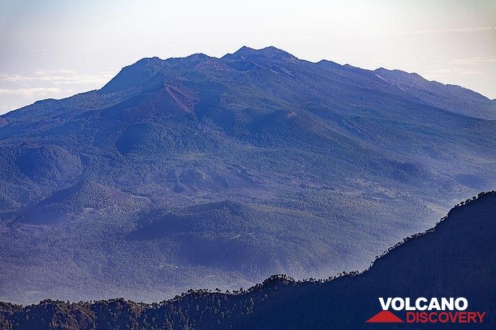 View to the Cumbre Vieja volcano craters. The geological youngest areas on La Palma island. (Photo: Tobias Schorr)