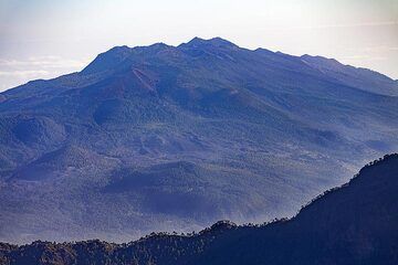 Vue sur les cratères du volcan Cumbre Vieja. Les zones géologiques les plus jeunes de l'île de La Palma. (Photo: Tobias Schorr)