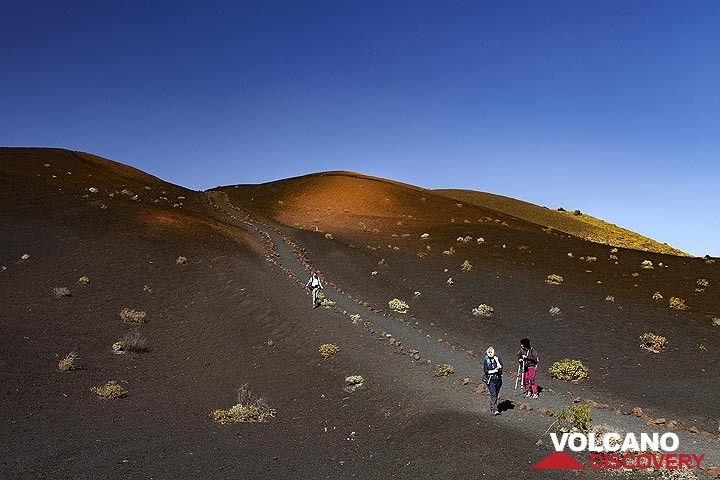 Hiking on the ash fields of the Teneguia volcano. (Photo: Tobias Schorr)