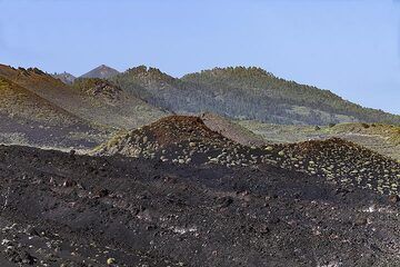 The lava flows of Teneguia volcano and the Cumbre Viejo volcanoes on La Palma island. (Photo: Tobias Schorr)