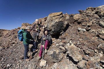 The VolcanoAdventures group at the huge spindle bomb at the Teneguia volcano on La Palma island. (Photo: Tobias Schorr)