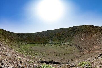 Vue sur un cratère phréatique de la caldera Blanca à Lanzarote. (Photo: Tobias Schorr)