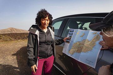Eveline Pradal explains the geology of Lanzarote island. (Photo: Tobias Schorr)