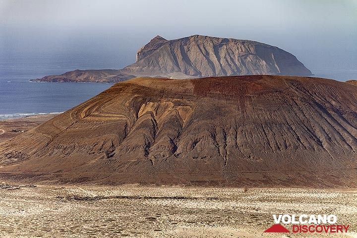 Craters on the island La Graciosa. (Photo: Tobias Schorr)