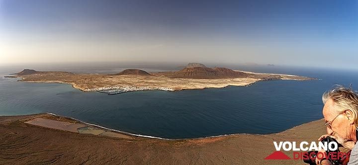 Paul and an panoramic view of La Graciosa island. (Photo: Tobias Schorr)