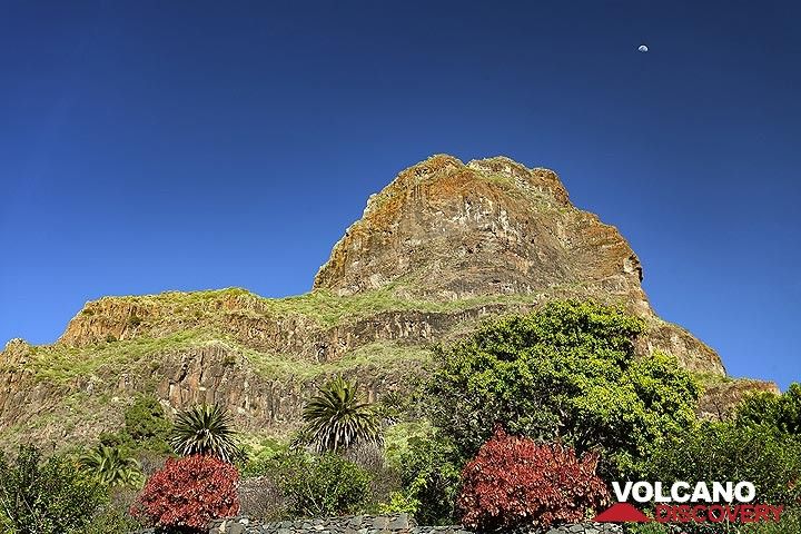 Huge part of an older Teide volcano dominating Masca village. Tenerife island. (Photo: Tobias Schorr)