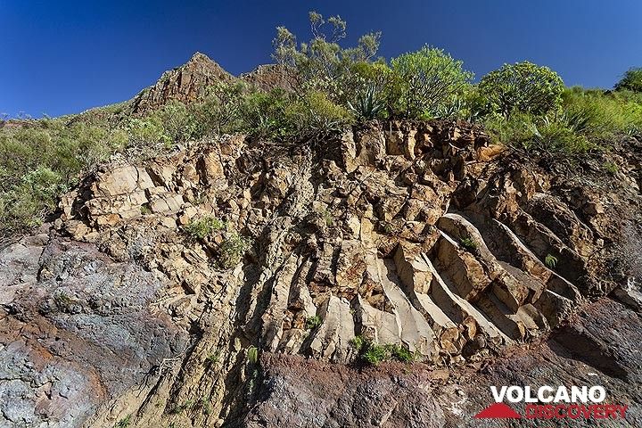 Beeindruckende Struktur eines ehemaligen Lavastroms und eines Schlots, der ihn durchschneidet. Masca-Tal, Insel Teneriffa. (Photo: Tobias Schorr)