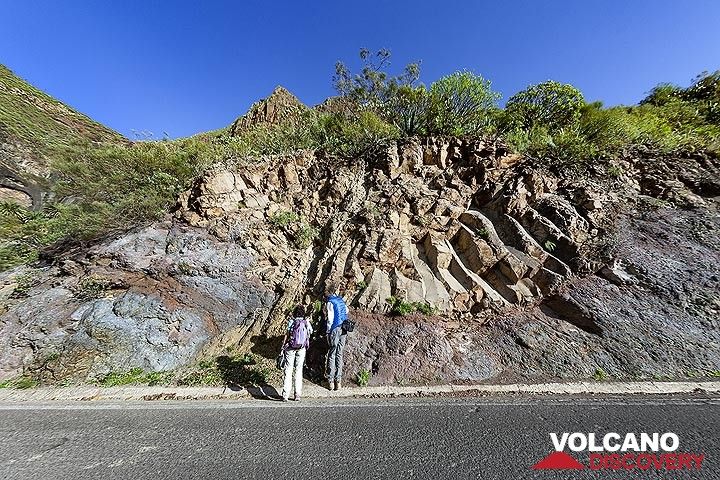 Impressing structure of an former lava flow and a vent that cuts it. Masca valley, Tenerife island. (Photo: Tobias Schorr)