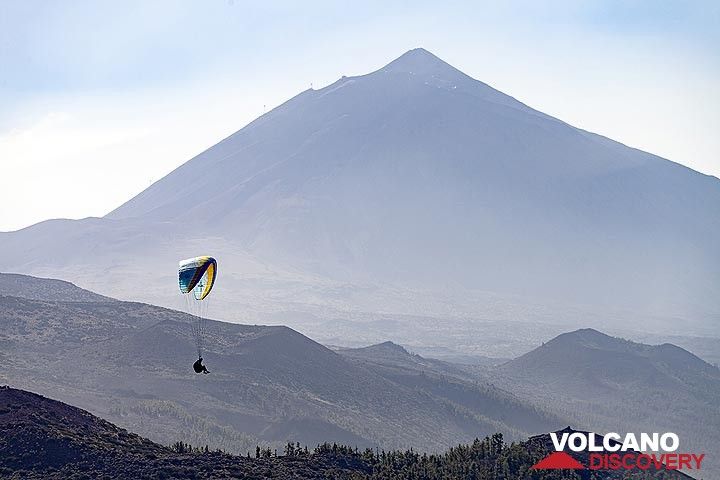 Drachenfliegen am Mirador del Tarta. Im Hintergrund der riesige Vulkan Teide. Insel Teneriffa. (Photo: Tobias Schorr)