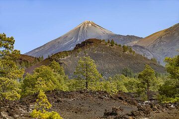 Άποψη από τη Montaña Sámara προς το τεράστιο ηφαίστειο Teide στο νησί της Τενερίφης. (Photo: Tobias Schorr)