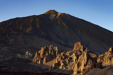 Lumière du soir sur les Roques de Garcia et le volcan Teide sur l'île de Tenerife. (Photo: Tobias Schorr)
