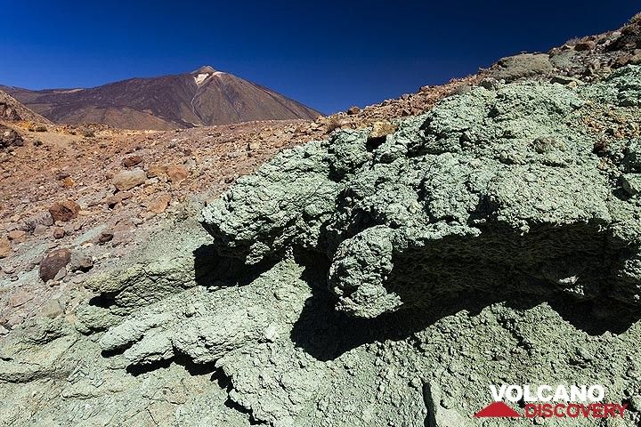 The hydrothermaly altered rocks at the Mirador de Los Azulejo. Tenerife island. (Photo: Tobias Schorr)