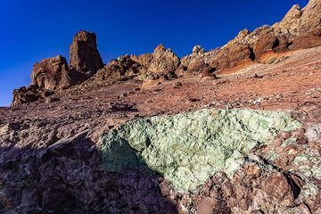 Roches altérées hydrothermalement dans d'anciennes coulées pyroclastiques au Mirador de Los Azulejo. Île de Ténérife. (Photo: Tobias Schorr)