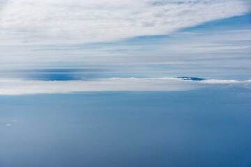 22. September 2021: Wenn wir uns der Insel La Palma von Osten nähern, können wir den 2426 m hohen Gipfel des Taburiente im Norden der Insel sehen und links davon die Aschewolke des Ausbruchs als dunkle diffuse Wolke über dem Süden Teil der Insel. Glücklicherweise kann der Flughafen heute wieder in Betrieb genommen werden. (Photo: Tom Pfeiffer)