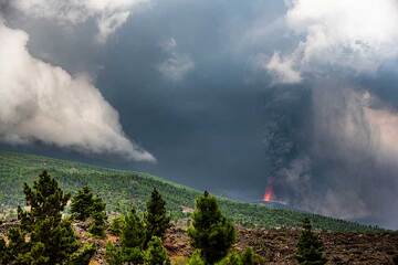 Nachdem wir das Cumbre Nueva-Massiv durch den Tunnel überquert haben, steigen wir bald in Richtung El Paso ab. Auf unserem Weg können wir die Lavafontänen und die Aschewolke des Ausbruchs sehen, der nun etwas mehr als drei Tage alt ist und in vollem Gange ist. (Photo: Tom Pfeiffer)