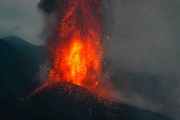 Les fontaines de lave sont presque verticales et une pluie de bombes incandescentes retombe autour d'elles. (Photo: Tom Pfeiffer)