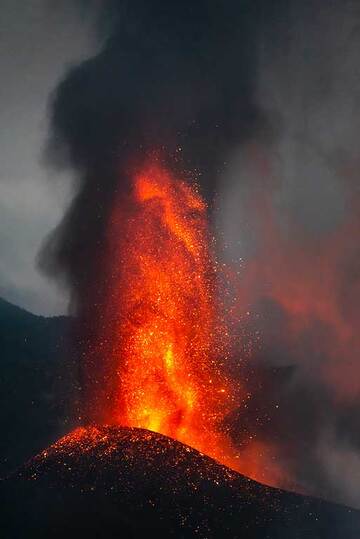 Most of the time, the lava fountain reaches around 400 m height; the near-absence of wind lets a dark ash column rise from the fountain. (Photo: Tom Pfeiffer)