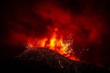 Later in the evening, the fountains becomes less steady, as the flow of magma seems to become interrupted by the rise of very large gas bubbles, that explode with loud detonations generating shock waves and throwing lava bombs in circular directions from the crater. (Photo: Tom Pfeiffer)