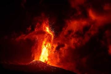 Later at night, the fountains gain strength and rise higher, with some of the ejected glowing lava surpassing 1000 m in height. (Photo: Tom Pfeiffer)