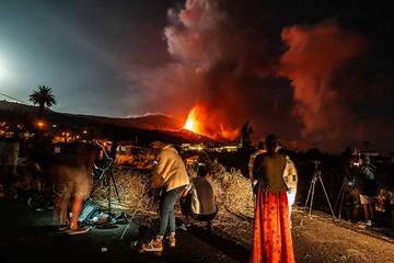 Le belvédère se remplit rapidement de presse, de locaux et de touristes curieux de voir cet événement exceptionnel. (Photo: Tom Pfeiffer)